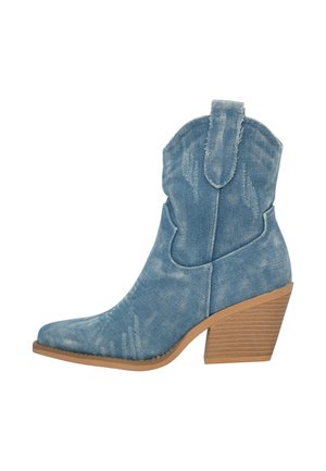 Stivale cowboy in denim blu chiaro con tacco alla caviglia. Punta affusolata, tacco in legno scanalato e cuciture decorative sulla gamba. Dotato di linguetta per il sollevamento.