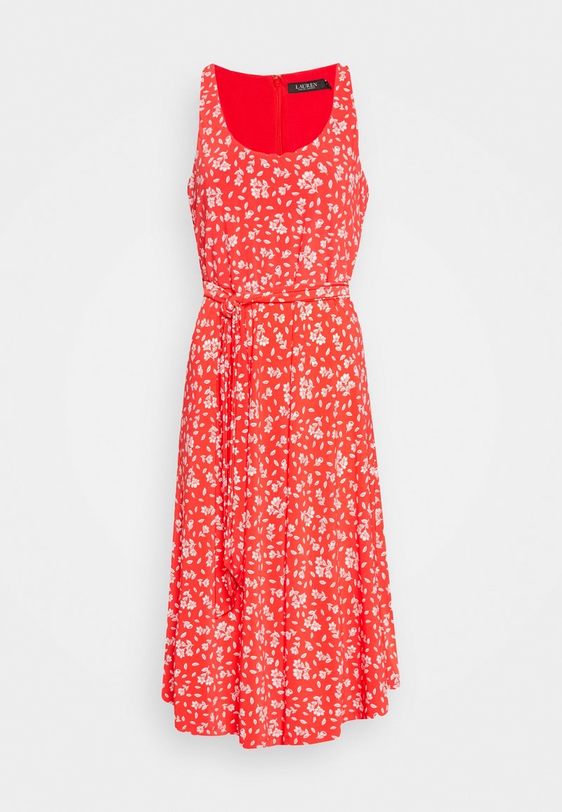 Czerwona sukienka w kwiaty o bezrękawowym fasonie, dopasowanym staniku i wiązaniu w talii. Posiada białe wzory kwiatowe oraz zamek błyskawiczny z tyłu.