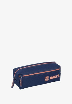 Granatowy piórnik z materiału, z pomarańczowymi zamkami błyskawicznymi i akcentami. Na froncie widnieje napis "BARÇA" oraz logo FC Barcelona, prostokątny kształt, teksturowana powierzchnia.