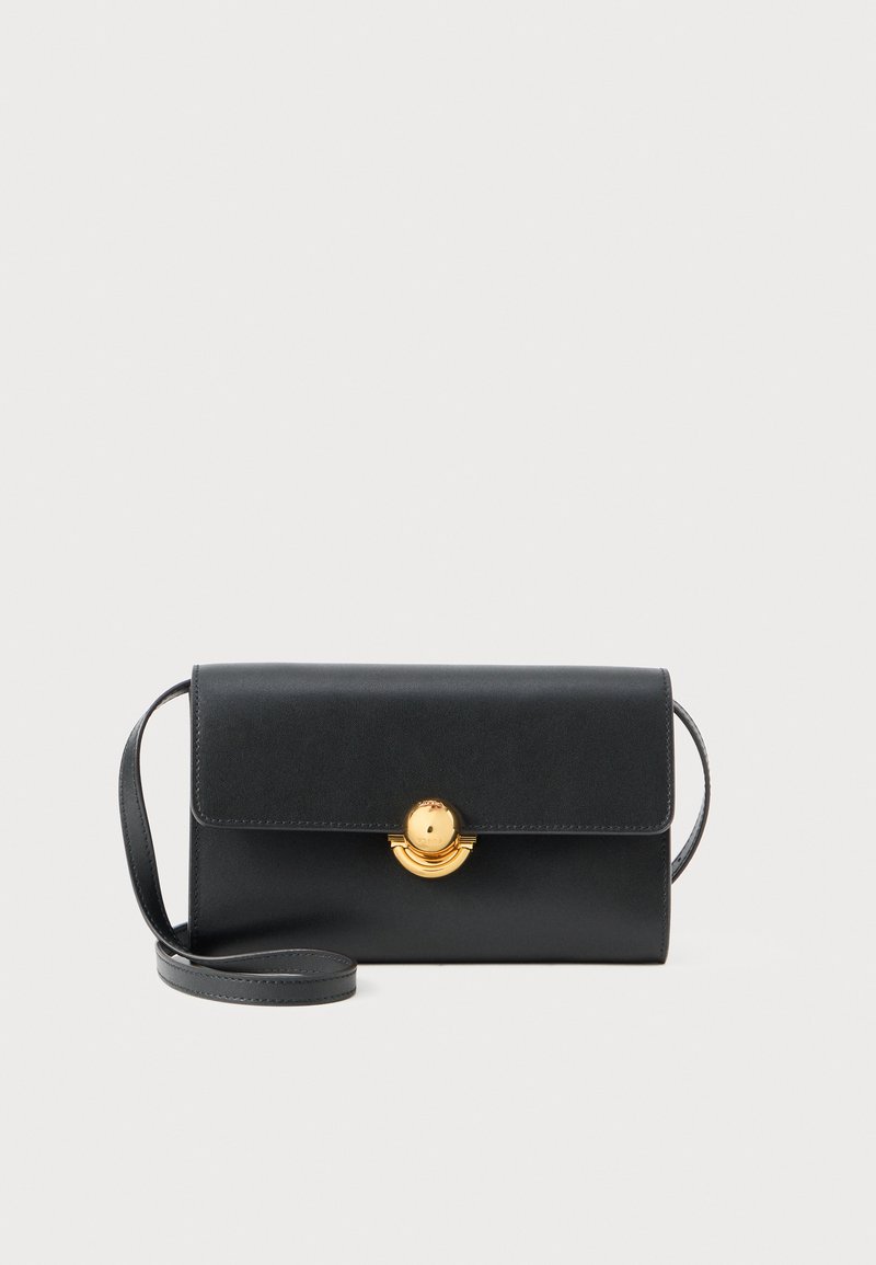 Borsa a tracolla nera in pelle con una forma strutturata, chiusura a patta magnetica e accentuazione circolare in tonalità oro. Presenta una tracolla sottile e regolabile.