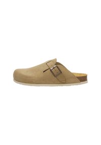 Zoccolo in suede marrone chiaro con punta arrotondata, cinturino regolabile con fibbia e soletta in sughero. Parte superiore testurizzata con suola bianca piatta.