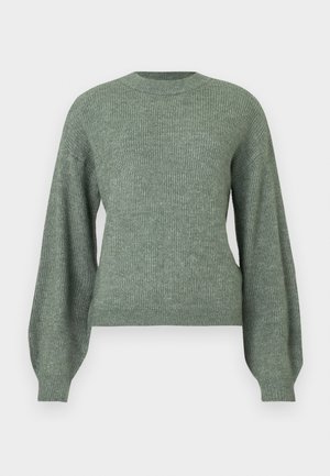 Zeleni rebrasti pleteni pulover s dugim napuhanim rukavima i okruglim izrezom.