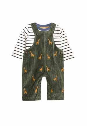 Grüne Corduroy-Latzhosen mit orangen Giraffenmustern, zwei Knöpfe an den Trägern, kombiniert mit einem langärmligen Shirt in navy und weiß gestreift.