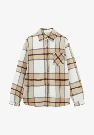 Chemise à manches longues boutonnée avec un motif à carreaux beige, marron et blanc et une poche poitrine sur fond uni.