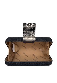 Svart glittrig clutchväska med ett metalliskt silverfäste. Inuti finns en beigefärgad foder med upprepat "WITTCHEN"-logotyp. Kompakt rektangulär form.
