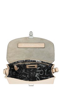 Beige Lederhandtasche mit einem silbernen Verschluss, einer glatten Außenseite und einem bedruckten schwarzen Stoffinnenteil mit Text und Kritzeleien.