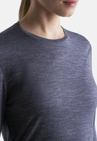 Dunkelgraues Kurzarmshirt aus glattem, strukturiertem Stoff mit klassischem Rundhalsausschnitt.