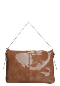 Braune Ledertasche mit glänzender Vorderseite, matter Rückseite, vertikaler Nahtdetail und einem langen, dünnen Tragegurt für Schulter- oder Crossbody-Trageweise.