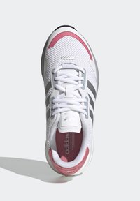 Vitaid träningsskor med grå ränder och rosa detaljer. Mesh-övre, rund tå och dämpad sula med synlig märkning på innersulan.