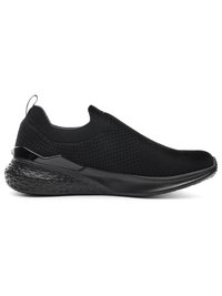 Schwarzer Slip-On-Sportschuh mit atmungsaktivem Mesh-Obermaterial, gepolsterter, gemusterter Sohle und Zuglasche an der Ferse, von der Seite gezeigt.