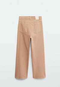 Pantalon beige à jambes larges avec poches arrière et passants de ceinture, présenté à plat sur un fond blanc.