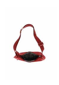 Borsa a spalla in tessuto rosso con scomparto principale con zip e tracolla regolabile. L'interno presenta un motivo a logo su sfondo scuro.