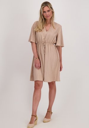Beige gestreepte jurk met een V-hals, korte mouwen en een verstelbare trekkoord taille. Draag het met wedge sandalen, met een gladde textuur.