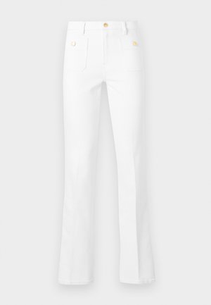 Jean blanc évasé en denim, avec deux poches avant et des boutons en métal doré à la taille. Texture lisse, design épuré.