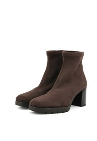 Bruine suède enkellaarsjes met een blokhak en ronde neus, met een snug fit en minimale stiksel details op het bovenwerk.