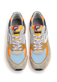 Sneaker mit einer Mischung aus grauem Wildleder, blauem Mesh, orangefarbenen Akzenten und kontrastierenden Materialien. Enthält weiße Schnürsenkel und ein auffälliges Logo-Patch.