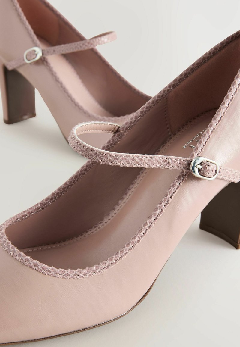 strapless open back dress Elegant Court Shoes for Women