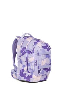 Mochila de patrón floral morado con correas acolchadas, múltiples compartimentos y un asa resistente. Presenta un diseño de tela texturizada.