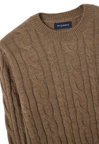 Maglione marrone a maglia con collo a costine. Presenta un motivo testurizzato con dettagli intrecciati e un'etichetta con la scritta "PIOMBO." Materiale morbido.