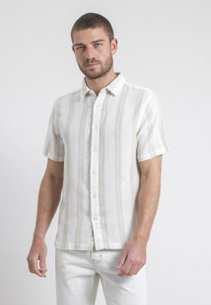 Chemise à manches courtes en tissu beige clair, dotée de rayures horizontales crème et tan, avec un col et cinq boutons.