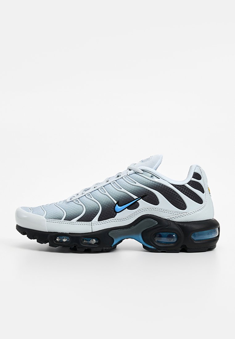 La sneaker Nike Air Max présente un design gris et noir avec un swoosh bleu, un bout arrondi, une tige texturée et un amorti air visible dans la semelle.