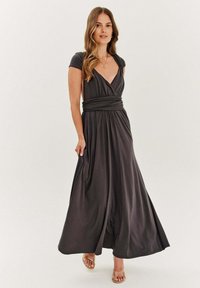 Maxi šaty z tmavosivej látky, s krátkym rukávom, V-výstrihom, zavinutým pásom a splývavou sukňou s jemnou textúrou.