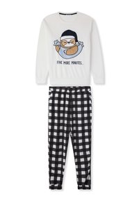 Maglione di pigiama in pile bianco con una grafica di un bradipo e il testo "ANCHE CINQUE MINUTI...", abbinato a pantaloni in flanella a scacchi bianchi e neri.