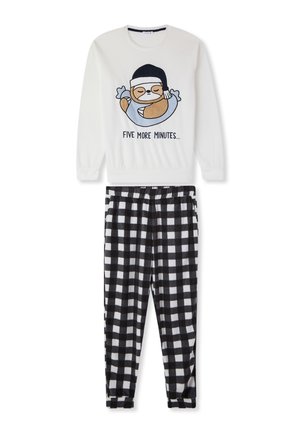 Maglione di pigiama in pile bianco con una grafica di un bradipo e il testo "ANCHE CINQUE MINUTI...", abbinato a pantaloni in flanella a scacchi bianchi e neri.