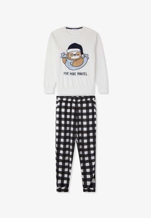 Maglione di pigiama in pile bianco con una grafica di un bradipo e il testo "ANCHE CINQUE MINUTI...", abbinato a pantaloni in flanella a scacchi bianchi e neri.