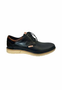Zapato de vestir negro de cuero con un acabado suave, suela de goma marrón y acentos marrones. Presenta perforaciones y un diseño de cordones.