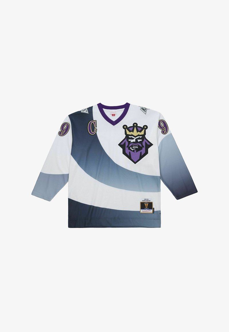 La maglia a maniche lunghe viola e bianca presenta un logo di un leone, il numero 9 e un'etichetta vintage. Texture liscia con un design sfumato nelle tonalità di blu.