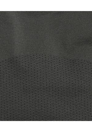 Tejido gris texturizado con un patrón de cuadrícula, con una sección superior suave y una sección inferior ligeramente acanalada, que proporciona contraste en la superficie.