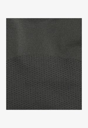 Tejido gris texturizado con un patrón de cuadrícula, con una sección superior suave y una sección inferior ligeramente acanalada, que proporciona contraste en la superficie.