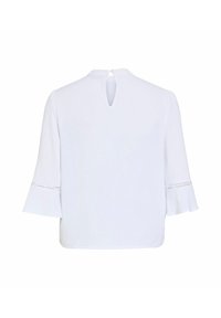 Blouse blanche à manches cloche 3/4, bordure en dentelle près des poignets et petite ouverture en forme de goutte d’eau au dos du col.