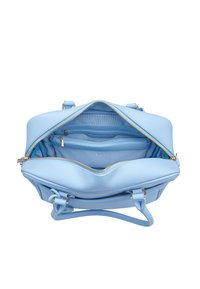 Bolso de piel de color azul claro con cierre de cremallera, múltiples bolsillos interiores, textura suave y asas para el hombro. El interior cuenta con un compartimento forrado.