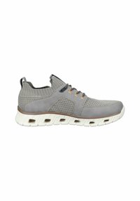 Zapatilla atlética gris que presenta una combinación de materiales de punto y ante, un upper texturizado y una suela de goma blanca, esculpida y con orificios de ventilación.