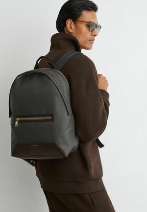 Reiss, ALLEN WOVEN ZIPPED BACKPACK - Rygsække - moss green