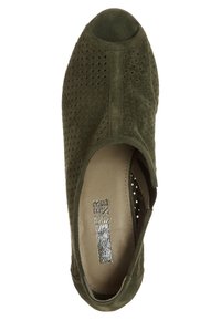Olive green slip-on buty z perforowanego zamszu, o okrągłym nosku z otwartym przodem oraz beżowym wnętrzu z detalem logo.