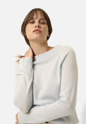 - Sweter