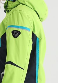 Světlý zelený nepromokavý kabát s kapucí. Obsahuje modré a černé akcenty, logo nášivku a elegantní, přiléhavý střih.