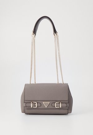 Borsa sintetica grigia con design strutturato, dotata di logo in metallo dorato, doppia tracolla in catena e pelle, e dettagli con fibbia.