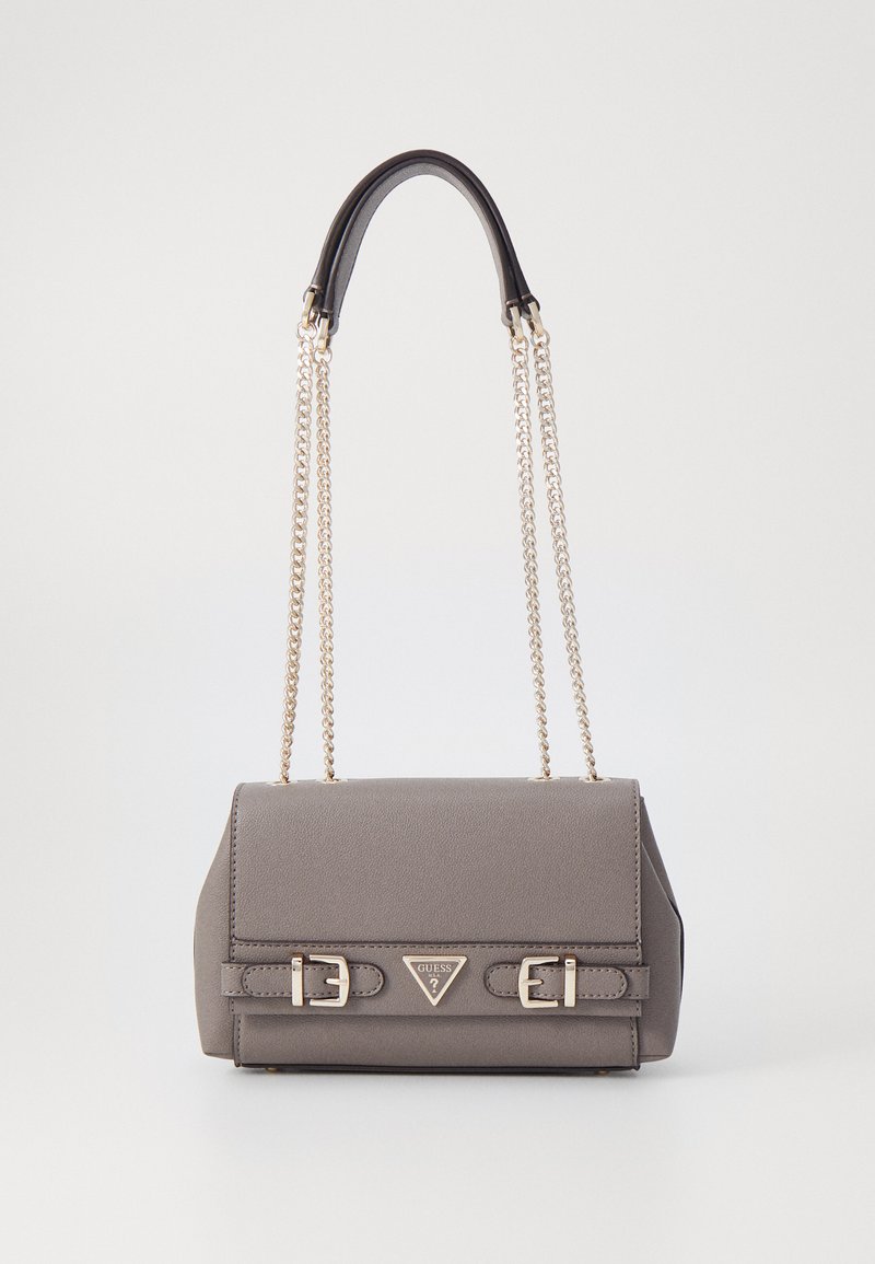 Borsa sintetica grigia con design strutturato, dotata di logo in metallo dorato, doppia tracolla in catena e pelle, e dettagli con fibbia.