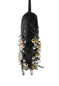 Czarna skórzana torba z srebrnymi i złotymi kulistymi ozdobami, zaciągane zamknięcie i metalowe akcenty na dole. Teksturowana powierzchnia.