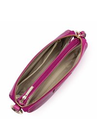 Portafoglio in pelle rosa con una superficie texturizzata, zip dorata e un interno beige che presenta due scomparti senza motivi o dettagli visibili.