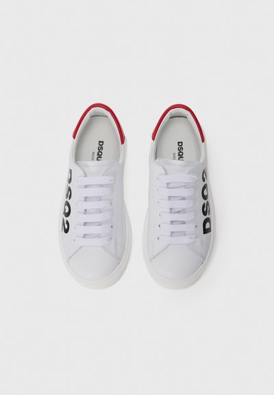 Vita sneakers med svart "DSQ2" grafik, röda hälaccenter, släta snören, glatt syntetmaterial och gummisålar.