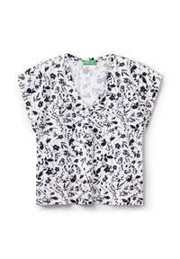Blusa blanca de manga corta con estampado floral azul marino, con escote en V y un corte relajado. Tejido suave con textura lisa.