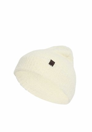 Crèmekleurige gebreide muts met een klein zwart vierkant logo aan de zijkant, weergegeven tegen een witte achtergrond.