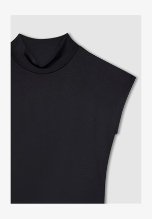 Top nero con scollatura alta e maniche a cappuccio. Tessuto morbido e liscio, senza motivi o hardware visibili. Design semplice e lineare.