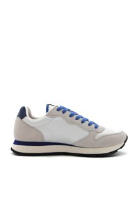 Sneaker con una toma in sintetico bianco e dettagli in suede grigio. Presenta lacci blu, un tallone blu navy e una suola in gomma nera.