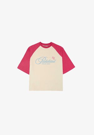 T-shirt raglan con corpo crema e maniche rosa. Presenta testo in blu "Prohibited Berlin Soho" e un design floreale. Materiale di cotone.